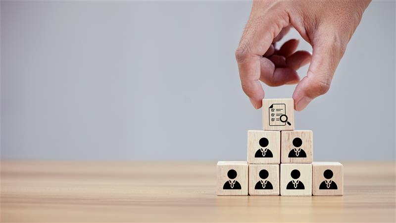 Drewniane kostki z ikonami buyer persona