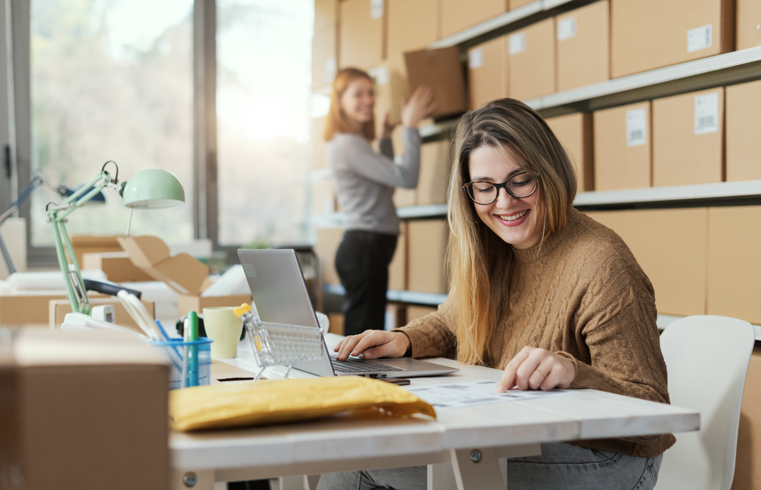 Profesjonalni pracownicy e-commerce pracujący razem