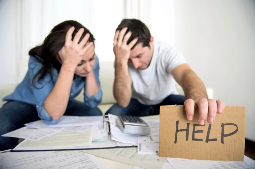 obrazek1_iStock_000053718520_Full Kobieta i mężczyzna proszą o pomoc w rozliczeniu rachunków